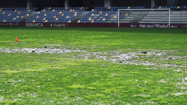 El césped de Pasarón con grandes zonas encharcadas.