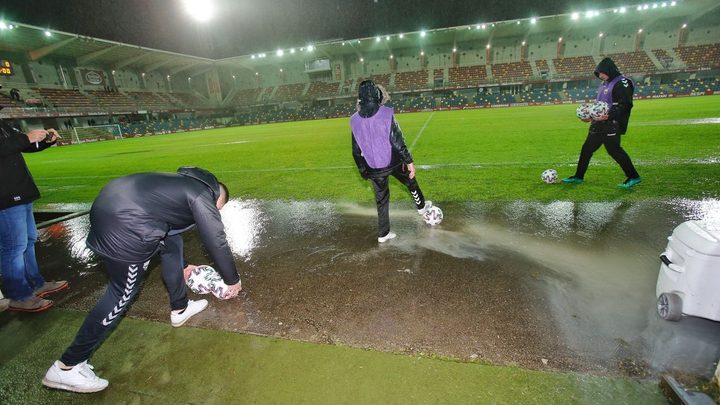 Operarios intentan retirar el agua acumulada durante el Pontevedra–Ibiza.
